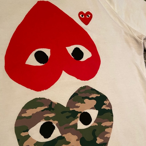SOLD Comme Des Garçons PLAY Two Heart Camo Tee - Picture 3 of 7